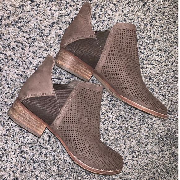 Vince Camuto Suede Pull On Brown Leather Perforated Low Heel Ankle Boots Sz 9M - Picture 9 of 12
